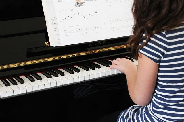 dívka a klavír